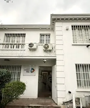 La entrada del centro, con el logo de Grupo Clínico Más junto a la puerta.