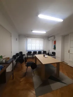La sala donde se hacen los talleres grupales, con una mesa de trabajo y sillas alrededor.